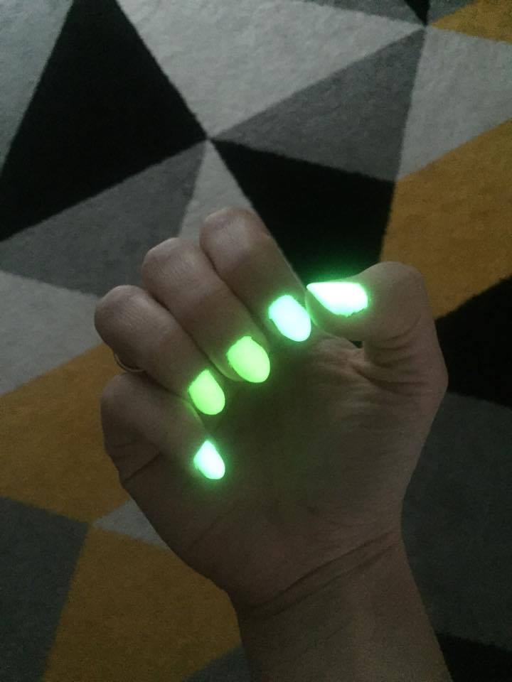 Neonowe paznokcie to hit manicure w sezonie letniem 2017