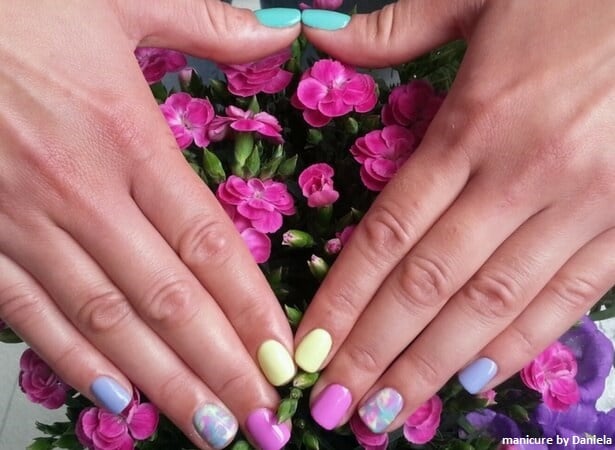 modne paznokcie z motywem rozlanych akwareli, żółte, różowe i fioletowe pastelowe