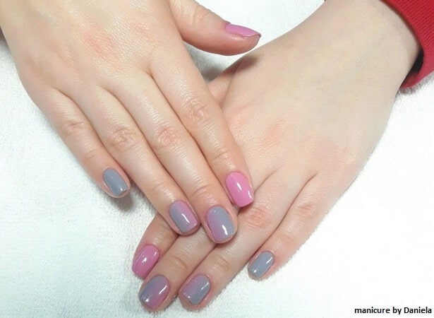różowo szare paznokcie z efektem przejścia, manicure ombre różowo szare