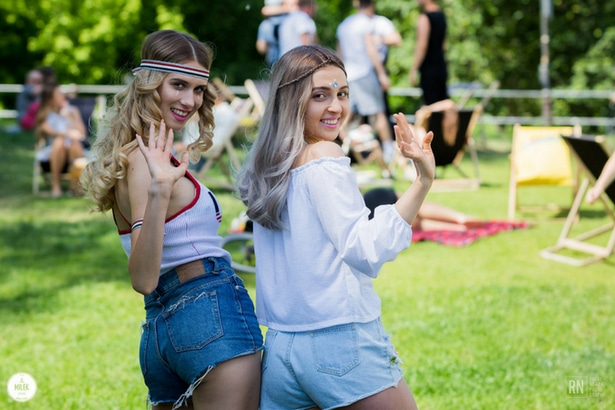 Dziewczyny przyjaciółki stylizacja festiwal opener open'er warkocze fryzury
