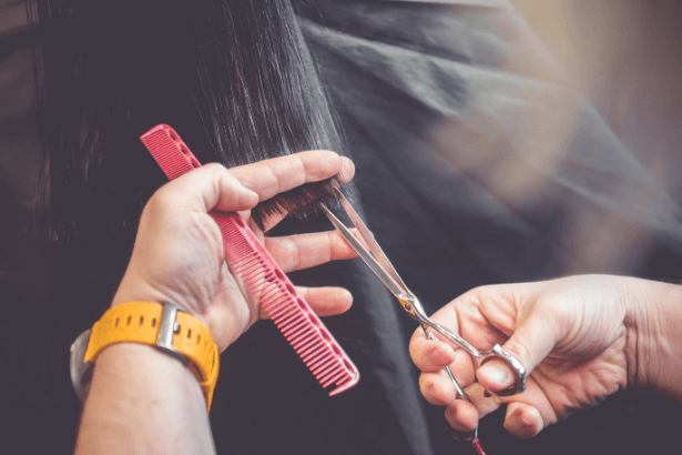 Strzyżenie czarnych włosów w Milek Design, nożyczki fryzjerskie Milek Design